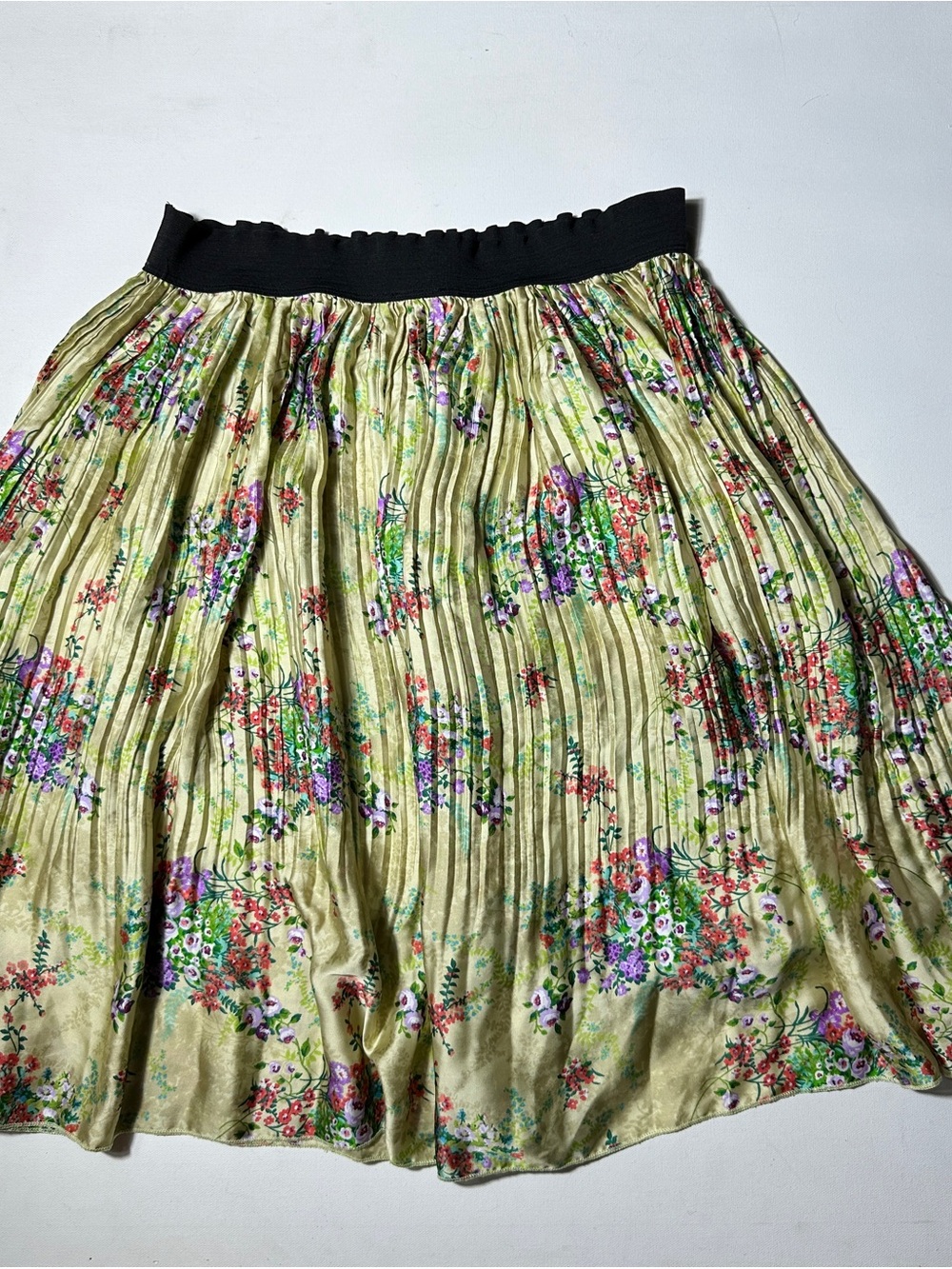 Y2K vintage bebe Floral Pleated Skirt in Light Green with Black Waistband